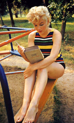 Мэрилин Монро, киса наша, читает Улисса Джеймса Джойса, кисы нашего — а именно, издательские выходные данные в конце книги